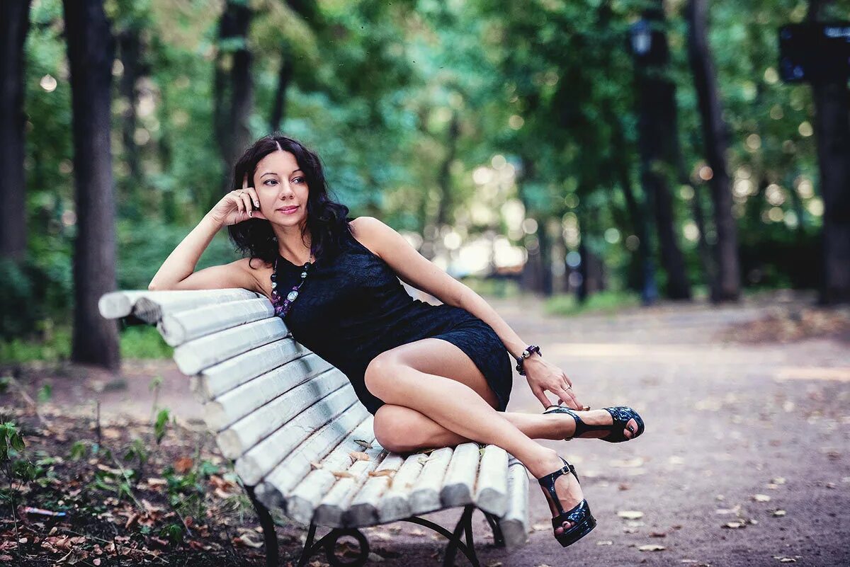 Брюнетки в парке. Фотосессия девушки. фотосессия девушки в парке. фотосессия в парке летом.