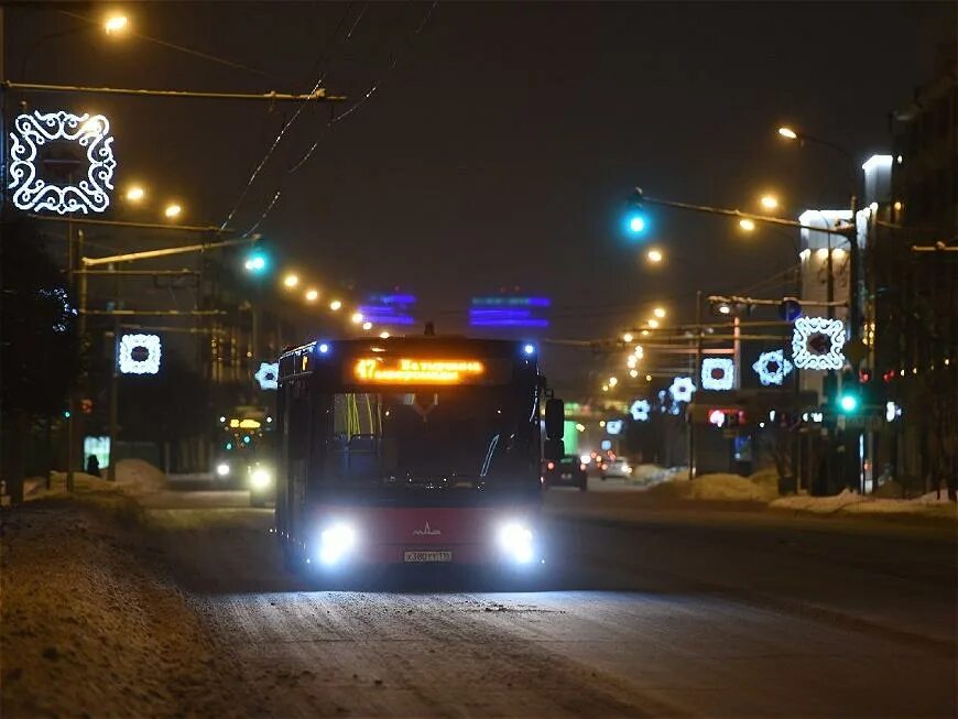 Транспорт в новогоднюю ночь омск. Новогодний общественный транспорт в казани. казань общественный транспорт зимой. казанский общественный транспорт зима. новогодний автобус в казани.