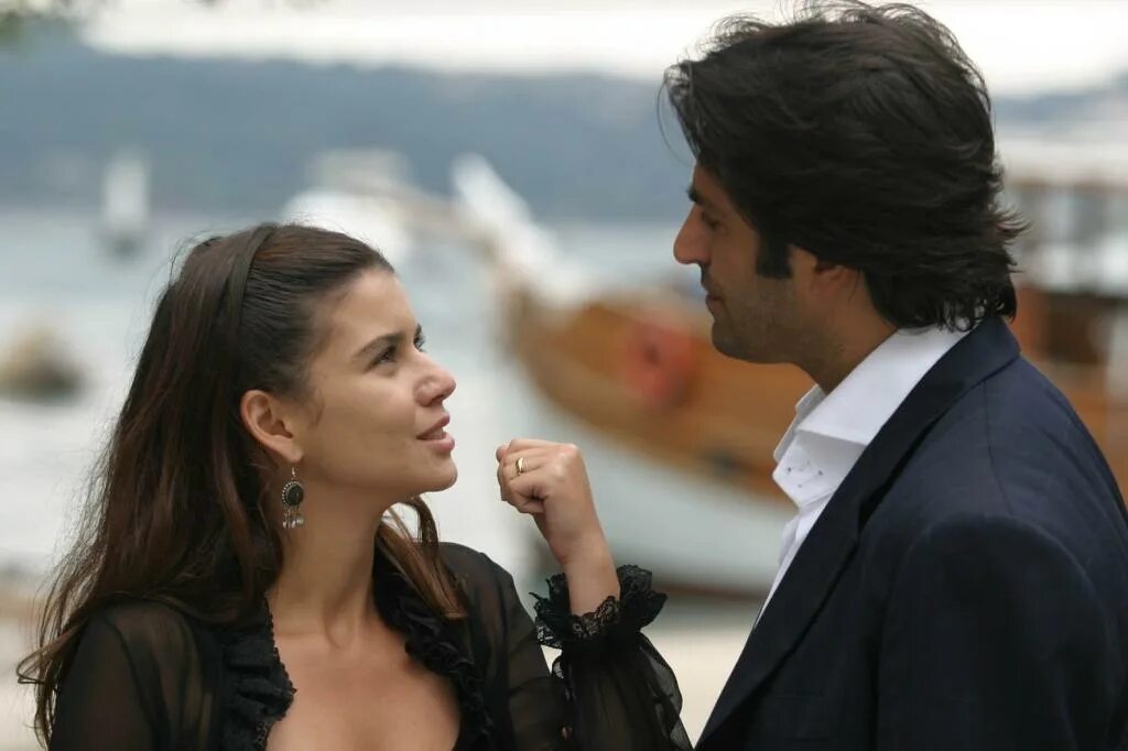 Махсун кырмызыгюль и берен саат. Берен саат любовь и ненависть. Любовь и ненависть турецкий сериал. Любовь и ненависть 21. Турецкий сериал aska surgun.