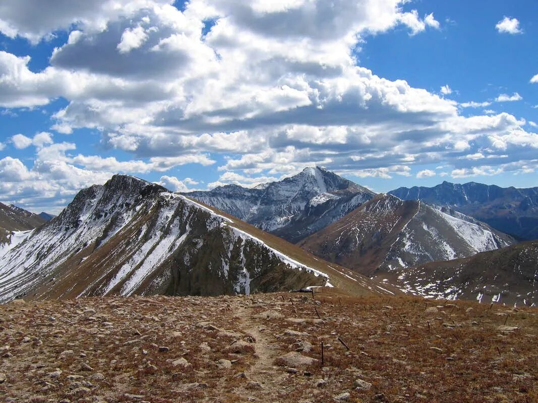 Водораздел реки фото. Тропа континентального водораздела. Высшая точка горы памиро алай. Тальвег на рельефе. Морена карелия ледниковые отложения.