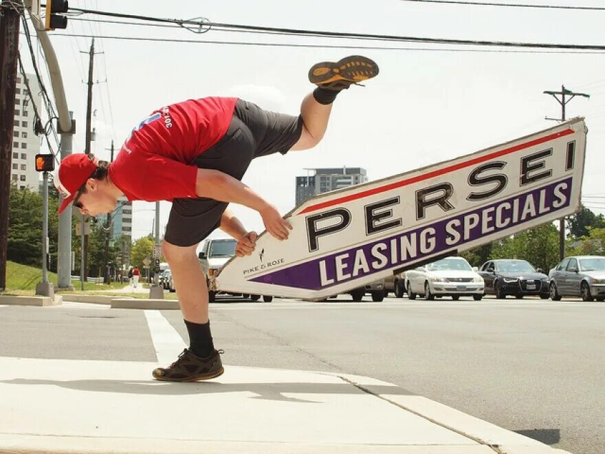 Spinning слова. Sign Spinners. Sign Spinning в России. Sign Spinning в Америке. Спиннер человек бегает.