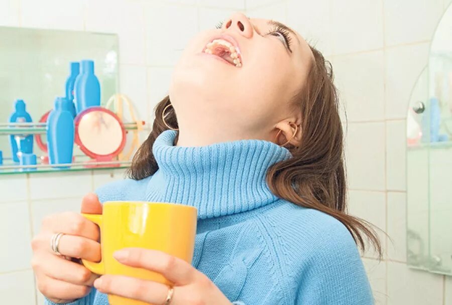 Лучшее полоскание. Лучшее полоскание. Чем полполоскать горло. Какполаскать горло. Полоскалка для горла для детей.