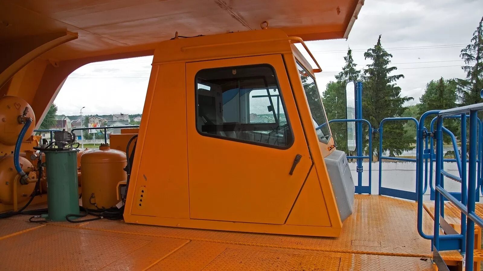 Белаз 549 кабина. Кабина белаз 75131. Кабина карьерного самосвала. Белаз 7540 кабина. Комацу 785 в кабине.