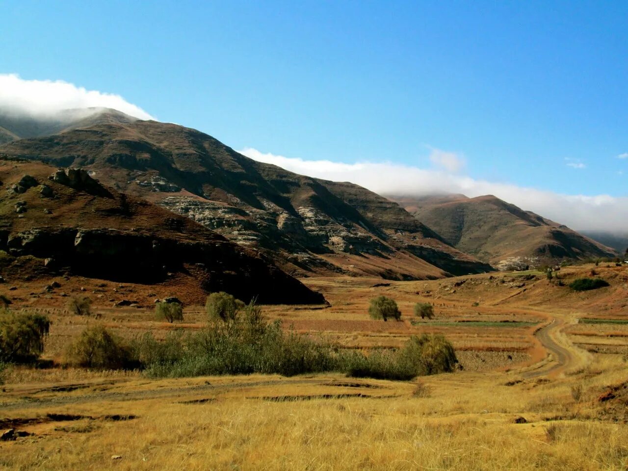 Юар лесото. Лесото юар. Юар лесото. Королевство лесото. Горы дракенсберг, южно африканская республика.