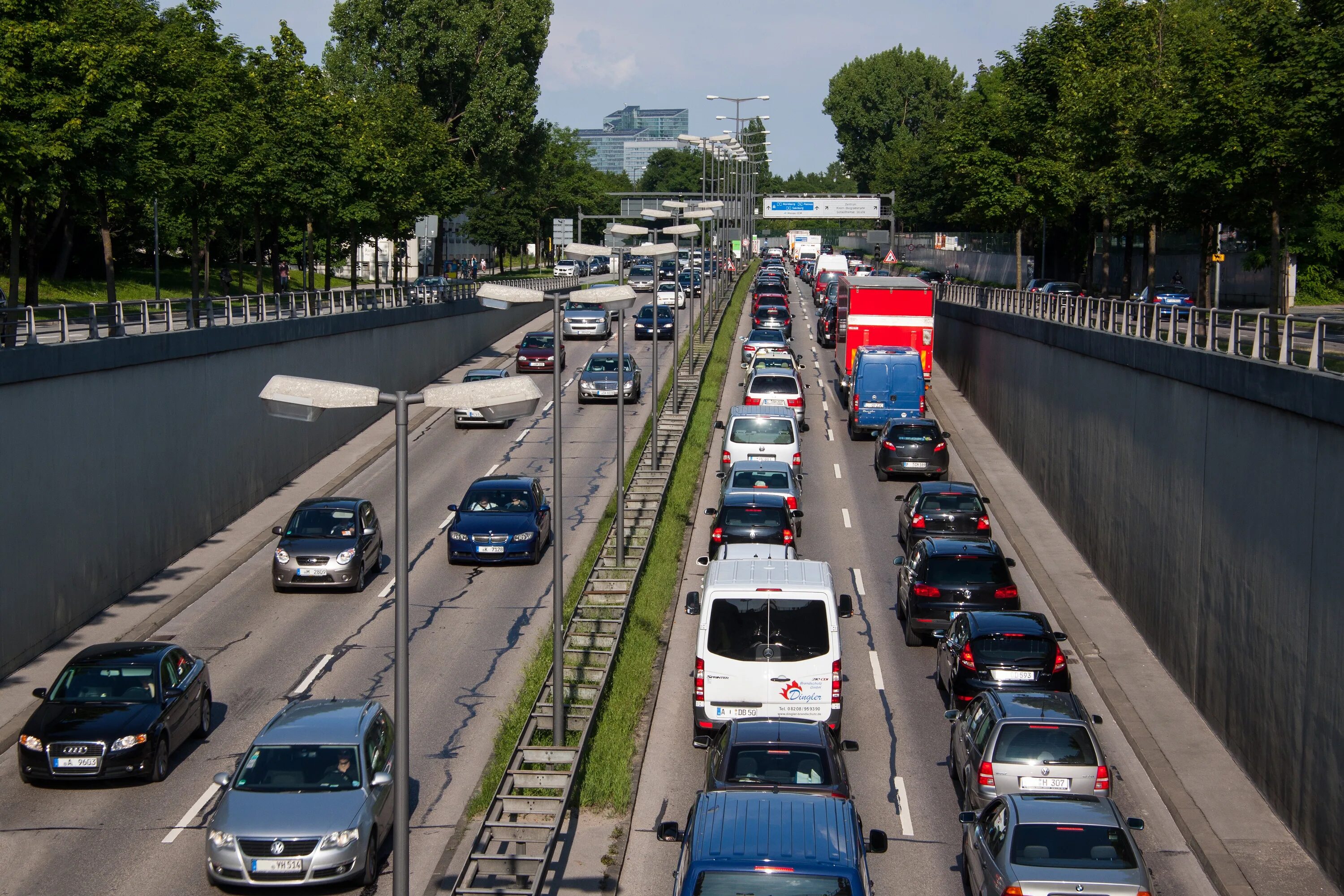 Traffic picture. Поток машин. Автомобильное движение. Поток машин в городе. Интенсивное дорожное движение.