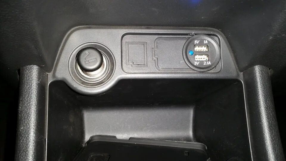 Прикуриватель митсубиси аутлендер. Mitsubishi outlander 3 прикуриватель. outlander 3 панель прикуривателя. разъём прикуривателя mitsubishi outlander 3. usb розетка mitsubishi outlander 3.