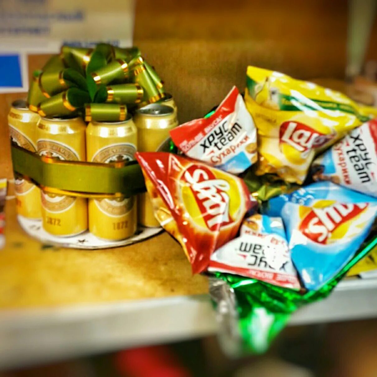 Букет из чипсов и сухариков с пивом. Букет из чипсов. Букет из чипсов и сухариков. Съедобные букеты из чипсов. Подарок из чипсов и сухариков.