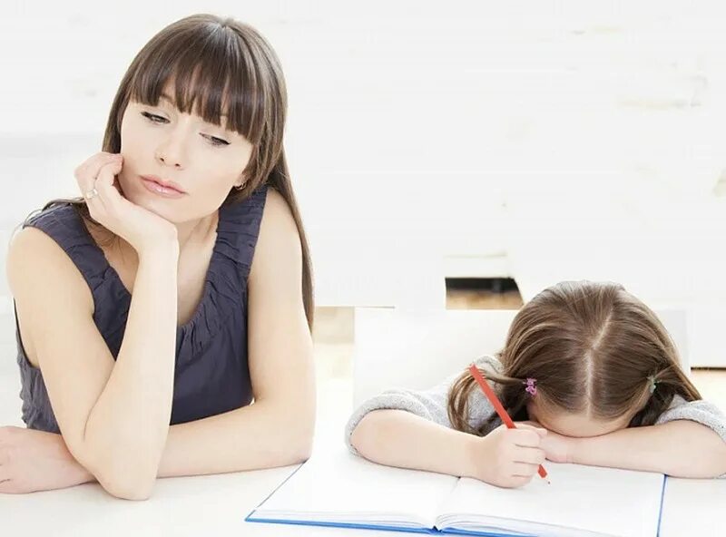 "дети и стресс". дети на уроке. женщина с ребенком плачет. мама в стрессе. дочка решиться.