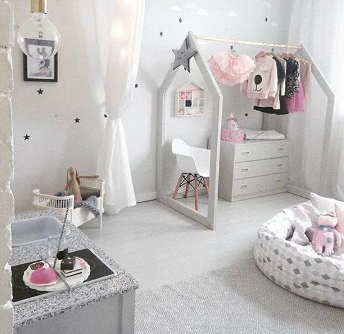 Серо розовая комната. Стильные детские комнаты для девочек. Нежная детская комната для девочки. Спальня для маленькой девочки. Белая комната для девочки.