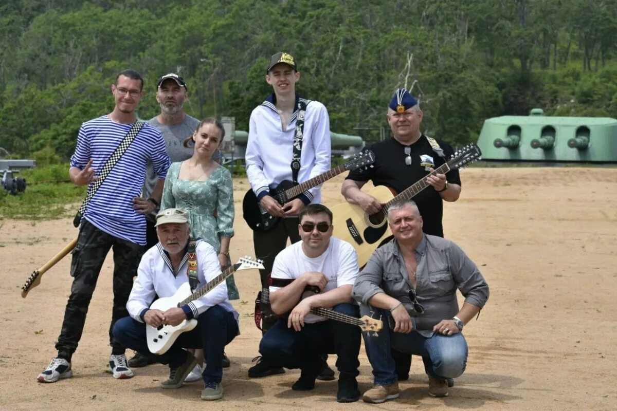 Группа island. Музыкальная группа экипаж. Группа островов. Ансамбль островов иапан. Город Серов группа экипаж.