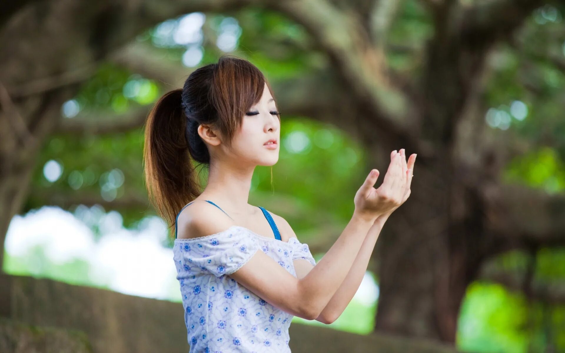 Рука с часами. Смотрит на руки девушки. Женская рука с часами. Женская рука. Смотрит на руки девушки.