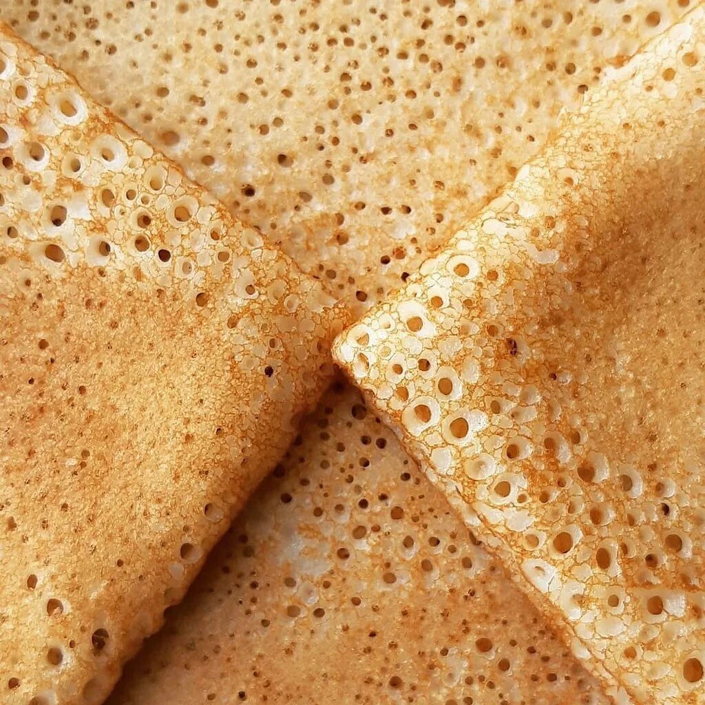 Блины на молоке с дырочками с кипятком. Блины на молоке с дырочками тонкие. Блины с дырочками на дрожжах. Тонкие дрожжевые блины. Вкусные тонкие блинчики на дрожжах с дырочками.