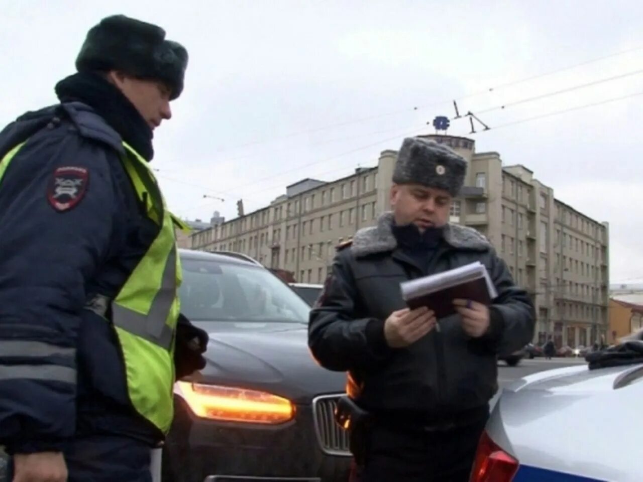 Инспектор гибдд. Гаишник взяточник. Сон гаишника. Дает взятку гаишнику. Демотиваторы про гаишников.