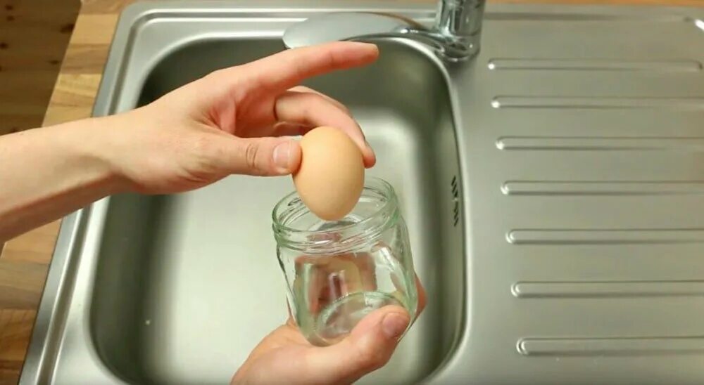 Чистка вареных яиц. Мытье яиц. Яйцо вареное очищенное. Помыть яйца. Яйца грязные можно ли их мыть