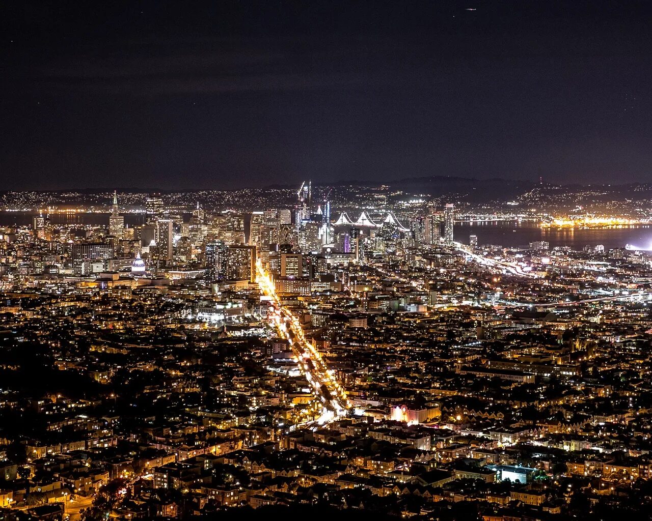 Красивый вид ночью. Ночной Лос Анджелес с высоты птичьего полета. Лос Анджелес панорама.