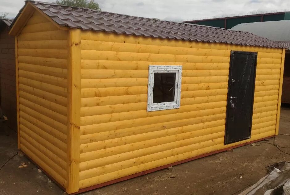 Бытовка с двухскатной крышей. Бытовка из дерева с двускатной крышей 2х2. Крыша на вагончик. Модульные бытовки. Бытовки хозблоки.