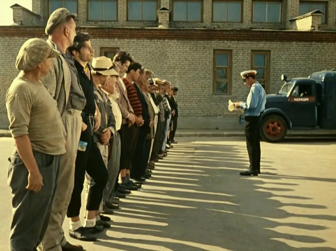 Выйти поработать. Операция ы и другие приключения шурика фильм 1965 тунеядцы. Немного поработаем. Мемы потрясающий ход. Просит поработать.