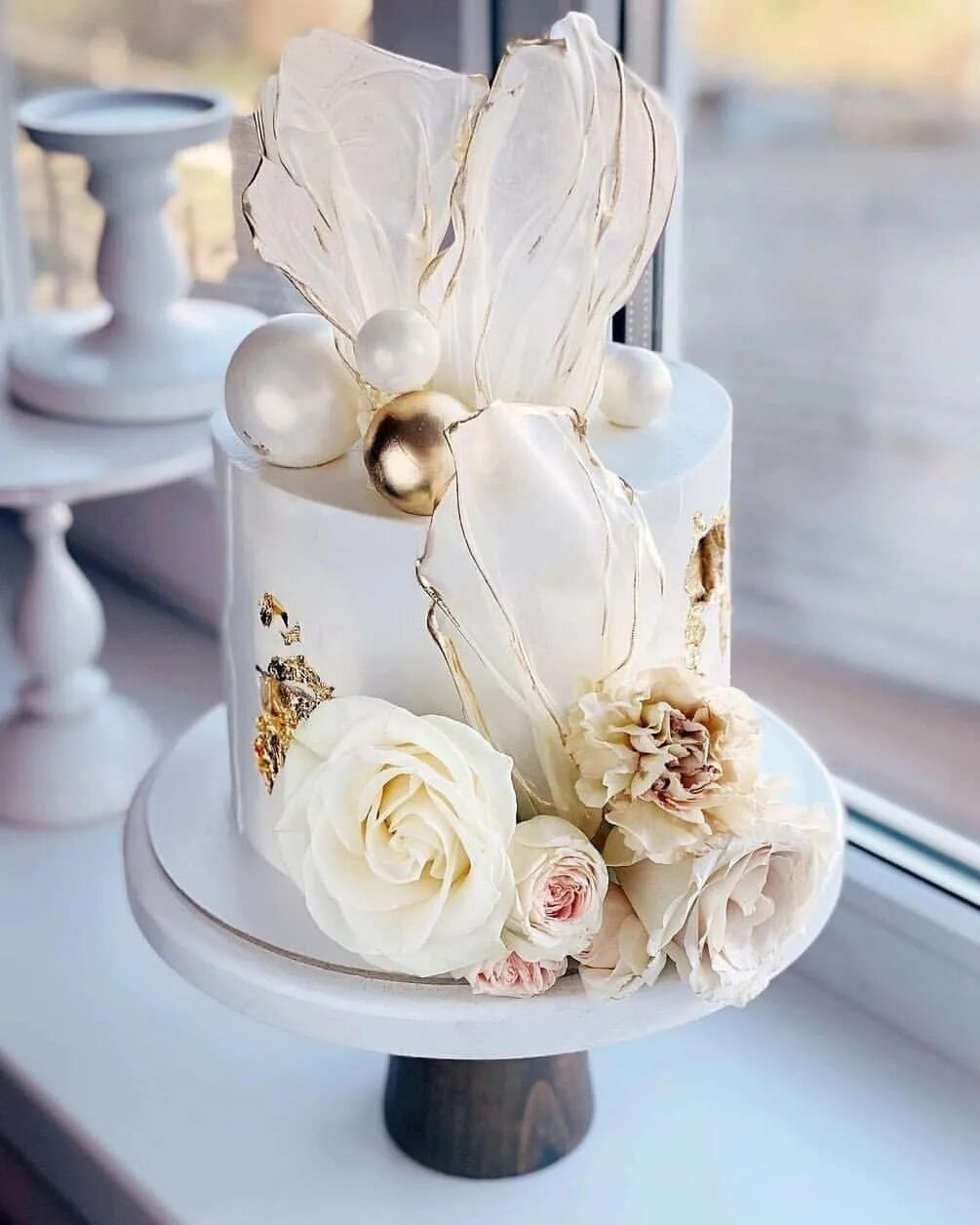 Декор свадебного торта. Свадебный торт!. Декор и украшение свадебных тортов. Украшение свадебного торта живыми цветами.