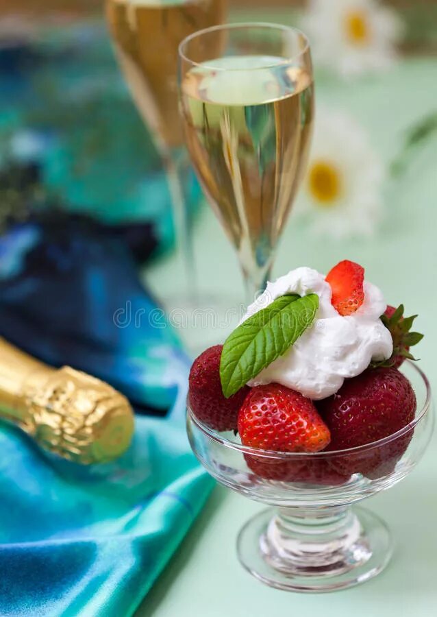 Клубника со сливками и шампанским. Цветы и шампанское. Клубника в бокале. Романтический ужин. Клубника с шампанским.