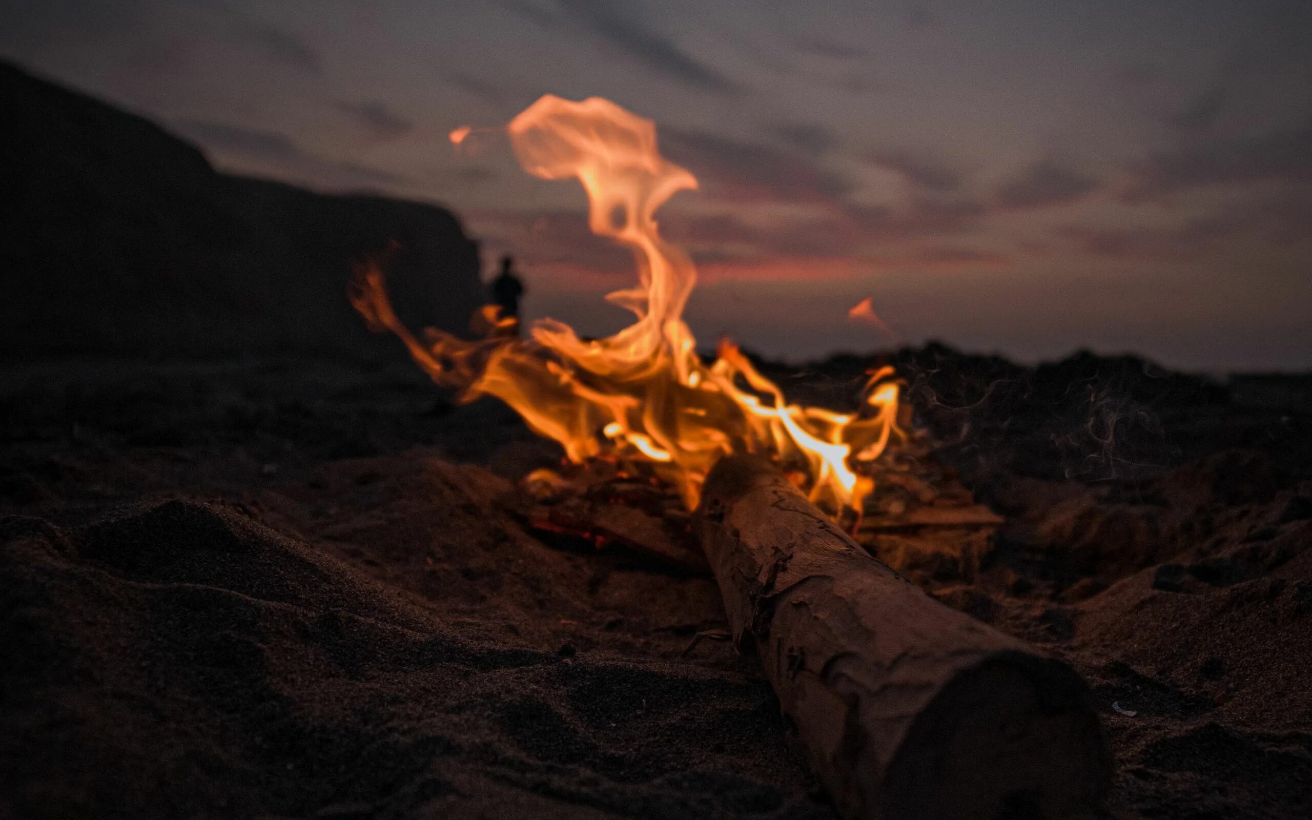 Огни в ночи. Костер у реки. Ночной костер. Костер. Огонь на природе.