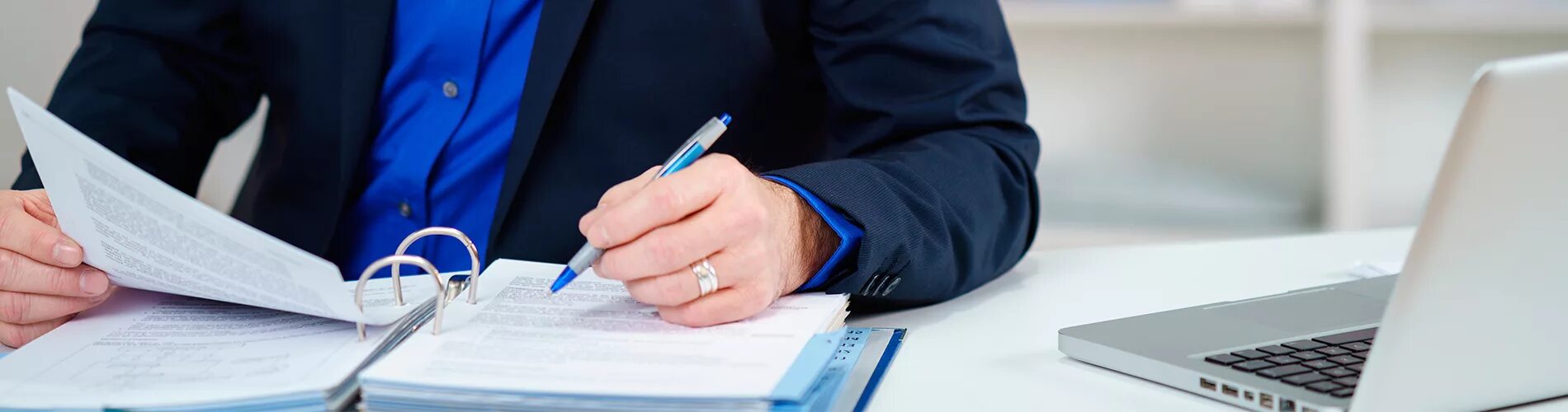 Разработка документов юристом. Разработка документов юристом. Юридический документ. Учредительные документы юридического лица. Нотариус подписывает документы.