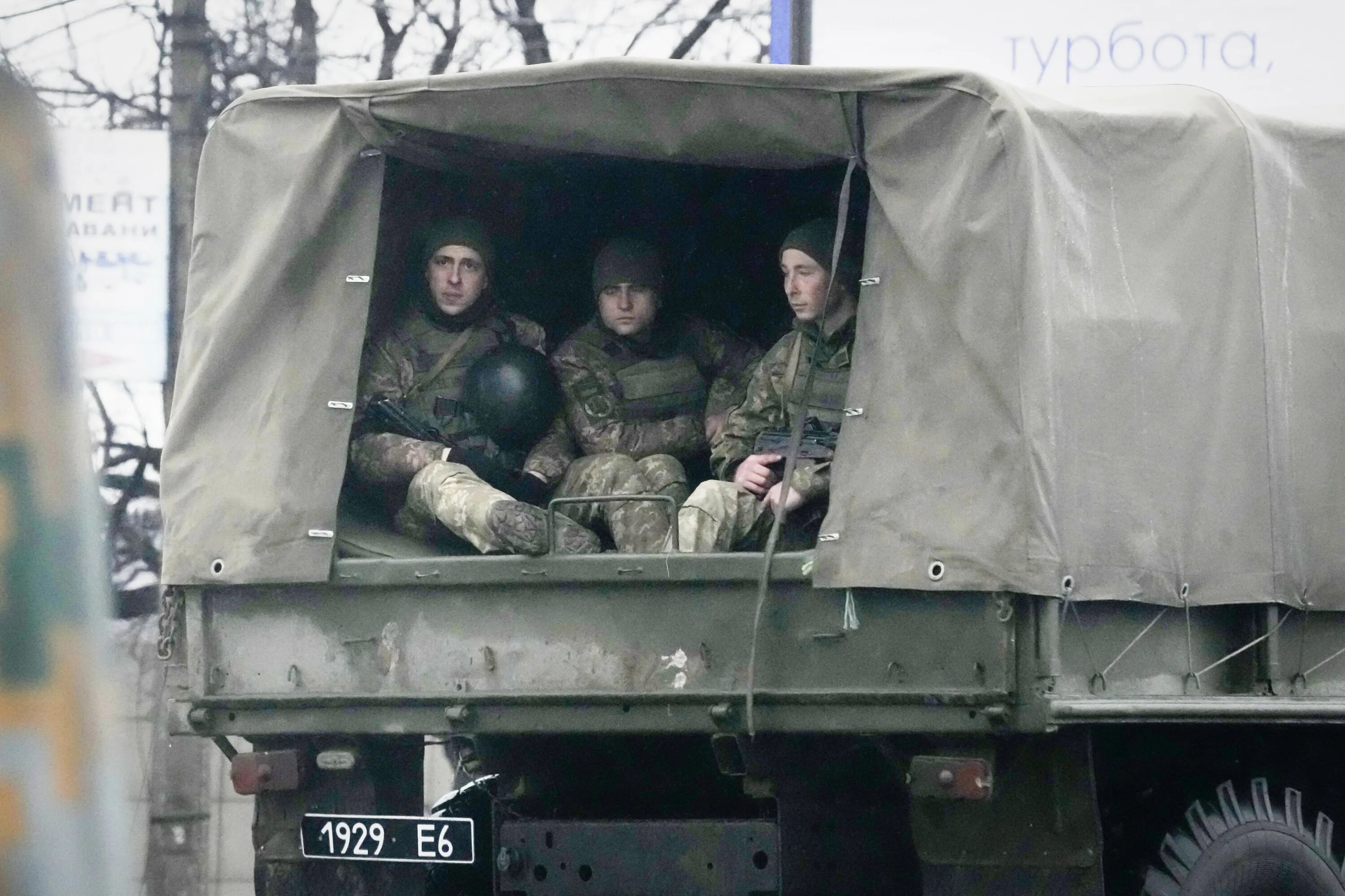 Украинские военные. Русские солдаты едут на Украину. Войска РФ едут на Донбассе.