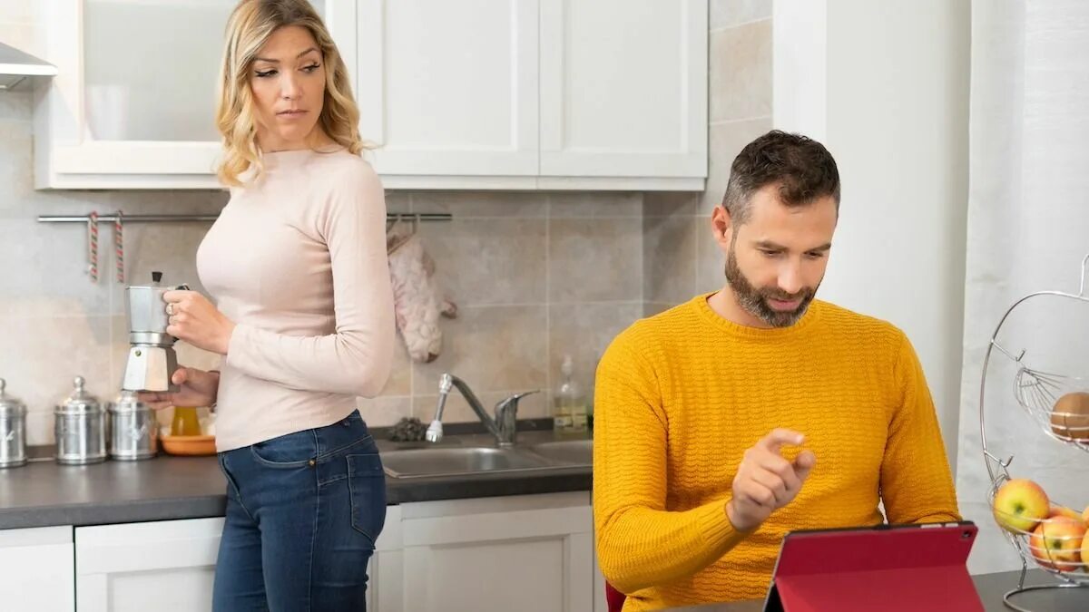 Болезненные отношения. Behind her husband. Девушка завязывает галстук. Behind her husband. Behind her husband.