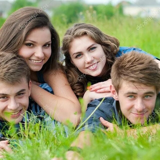 2 парня 2 девочки. Фотосессия 3 человека на природе. 2 мальчика и 2 девочки друзья. групповое на природе. компания друзей мальчики и девочки.