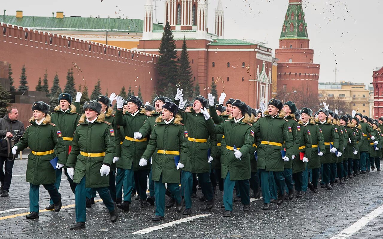 Московский военный. Кремлевские курсанты МВОКУ. Московское высшее командное училище. МВВКУ Московское высшее военное командное училище. Выпуск офицеров МОСВОКУ на красной площади.