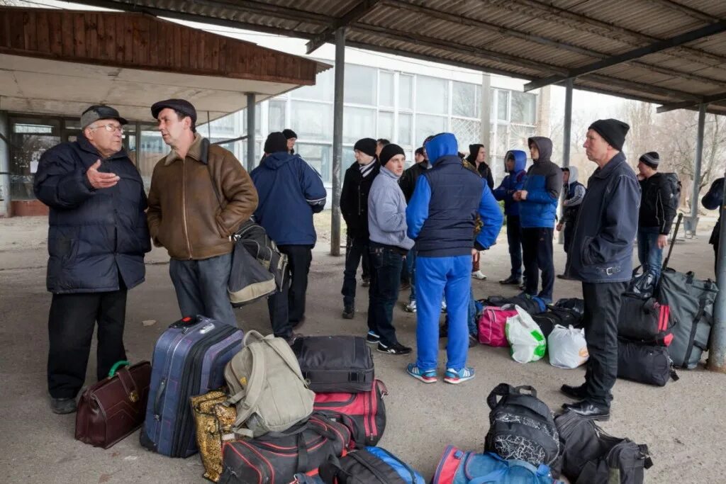 Уезжают люди севера. Водители севера. Миграция дальнего востока. Уезжают люди севера. Зимники севера.