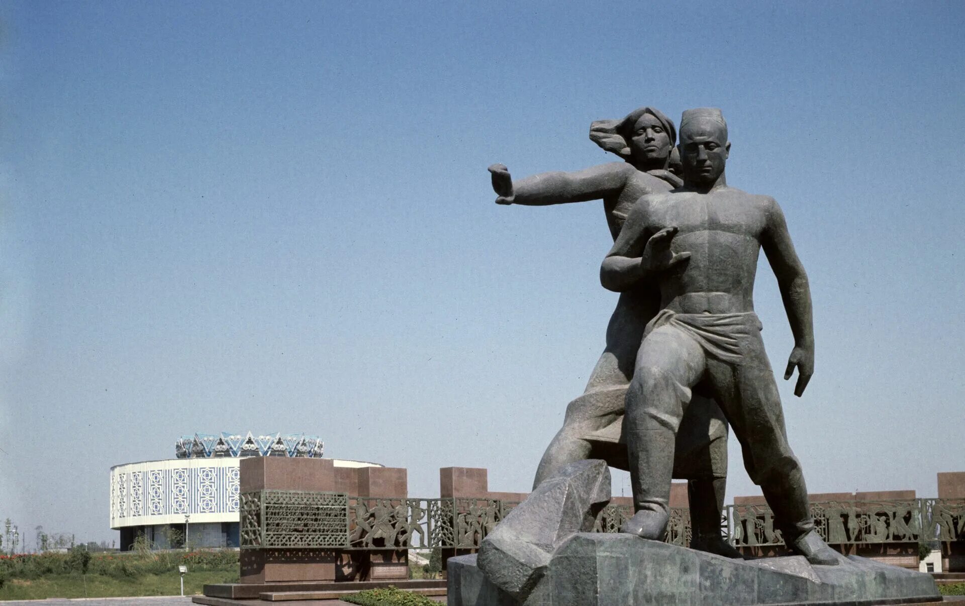 Ташкент землетрясение 1966 сколько. Монумент мужества узбекистан. мемориал мужество в ташкенте. монументальный комплекс мужества ташкент. памятник мужества в ташкенте.