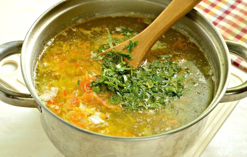 Борщ постный в кастрюле. Суп рассольник с перловкой и солеными. Борщ с кинзой. Постные щи с грибами. Как варить постные.