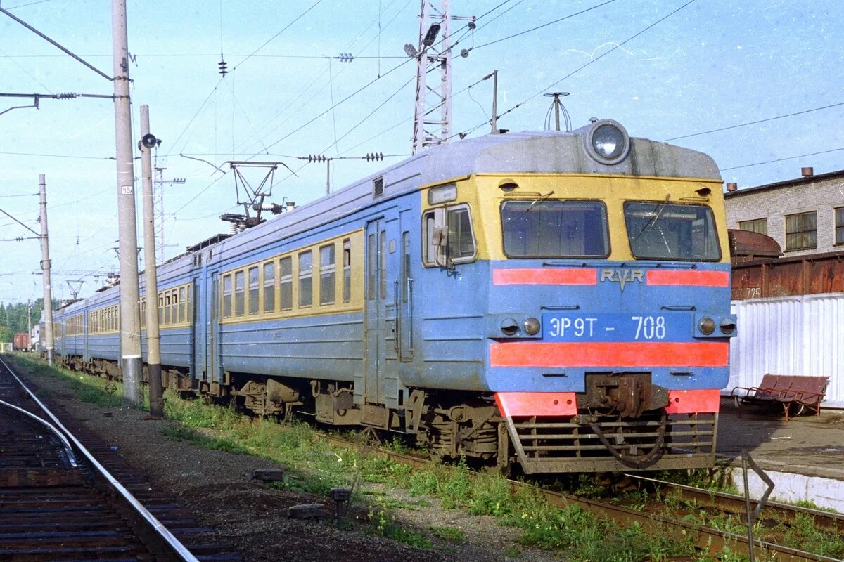 At the Kirov-1 railway station Mr. Kirov. 1976 Photo by Denis Gordeev. Пешком по