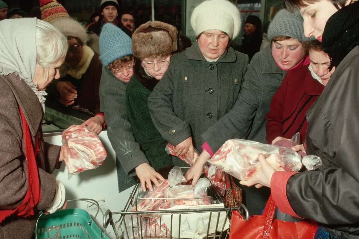 Зачем в советское время. Советские люди. Советские люди в магазине. Дефицитные советские продукты.