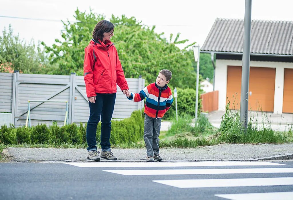 Родители остановитесь. Дети переходят дорогу. Пешеход на дороге. Пешеходы дети и родители. Дети с родителями на дороге.