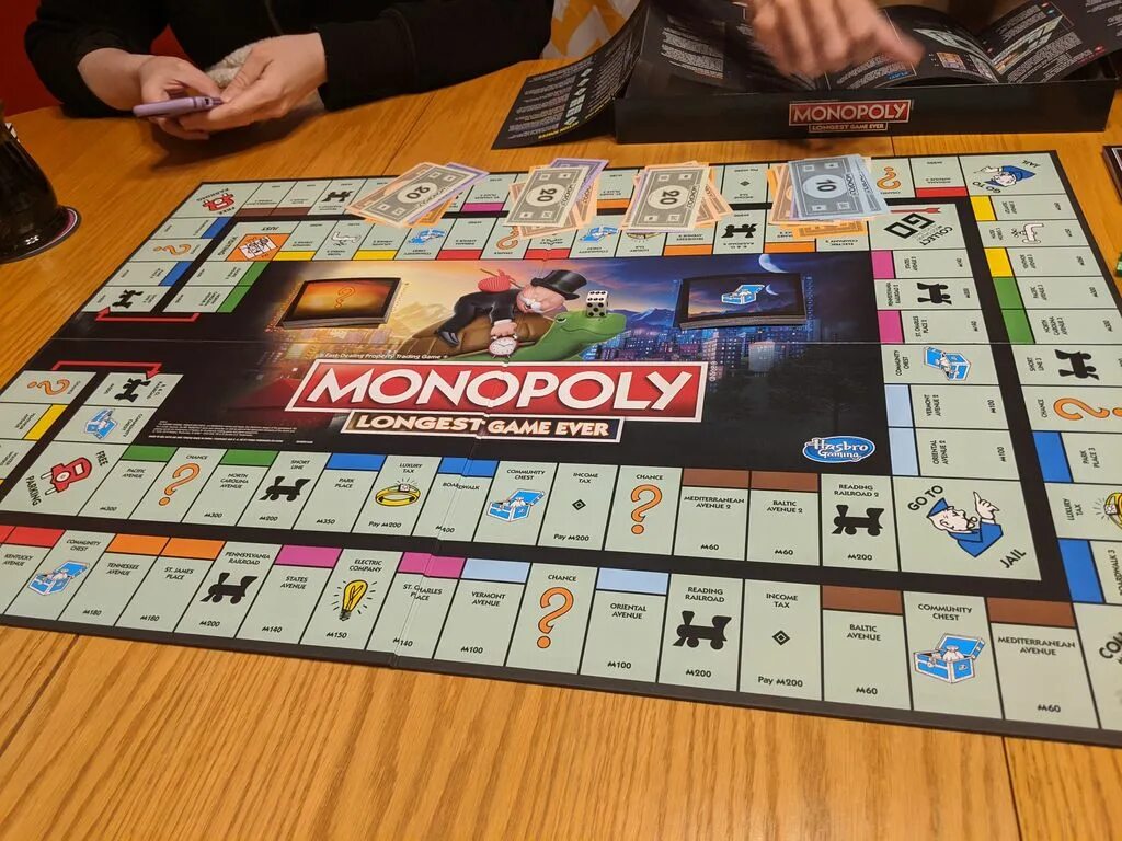 Игры похожие на монополию. Монополия игра 90-х. Огромная Монополия. Monopoly longest game. Монополия 90 годов.