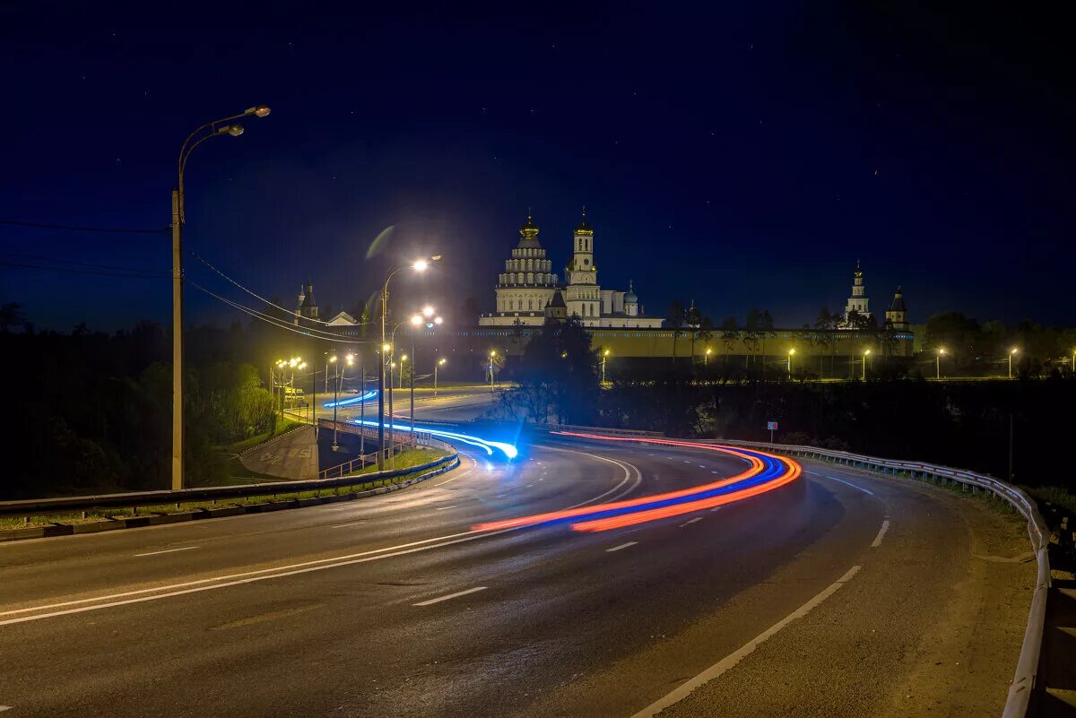 Воскресенский новоиерусалимский монастырь ночью. Истра ночной город. Истра ночью. Монастырь истра ночью. Истра ночью.