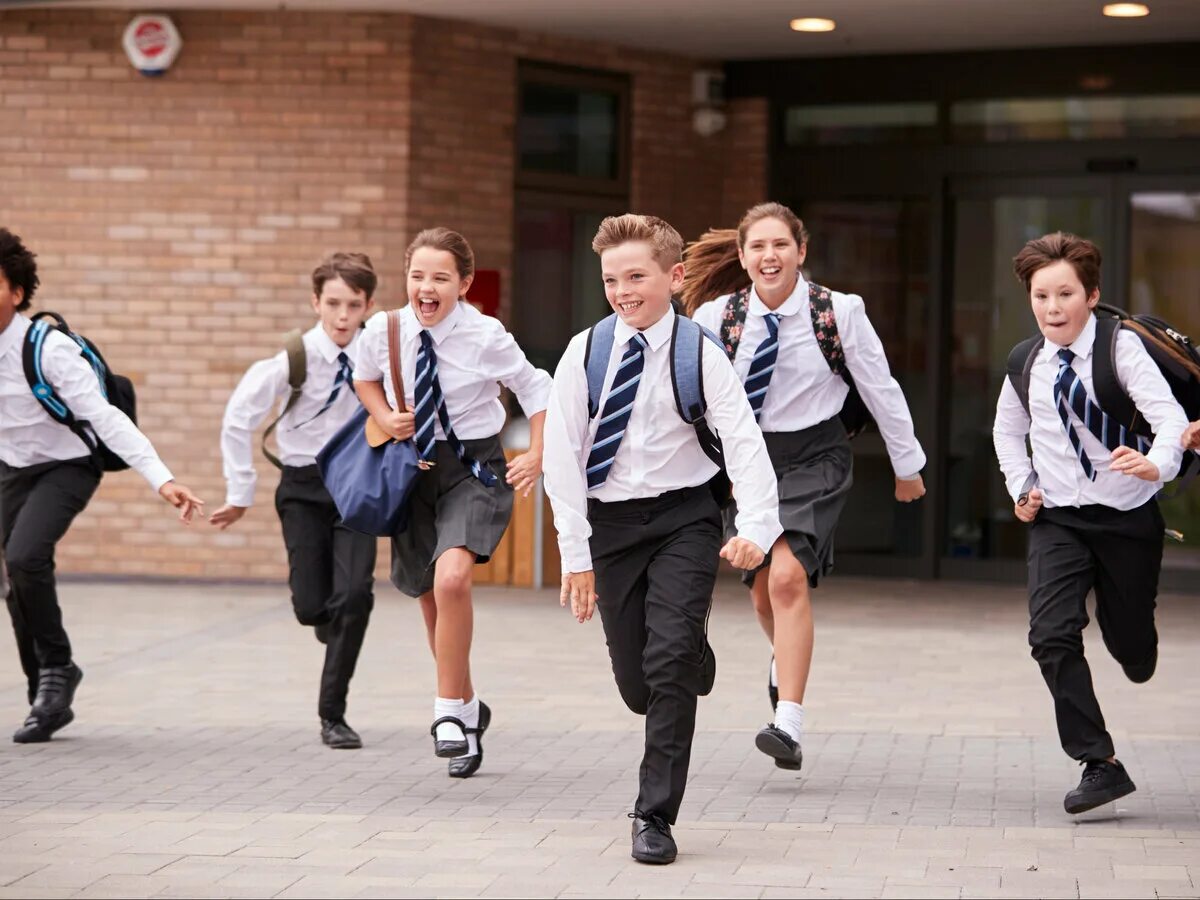 Линейка в школе. 8 классы идут в школу. Первоклашки за партой. 8 классы идут в школу. Школьники идут в школу.