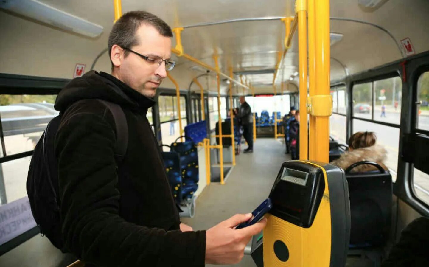 Оплата телефоном в автобусе. Валидатор кондуктора ПК 003. Валидатор в Московском транспорте. Валидатор в трамвае Москва. Валидатор в автобусе.