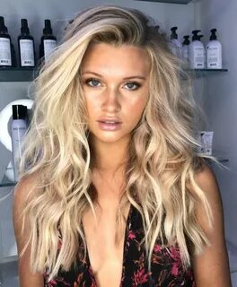 with beachy waves and texture 😍 #blondes #beachywaves #hairstyle Beachy wa...