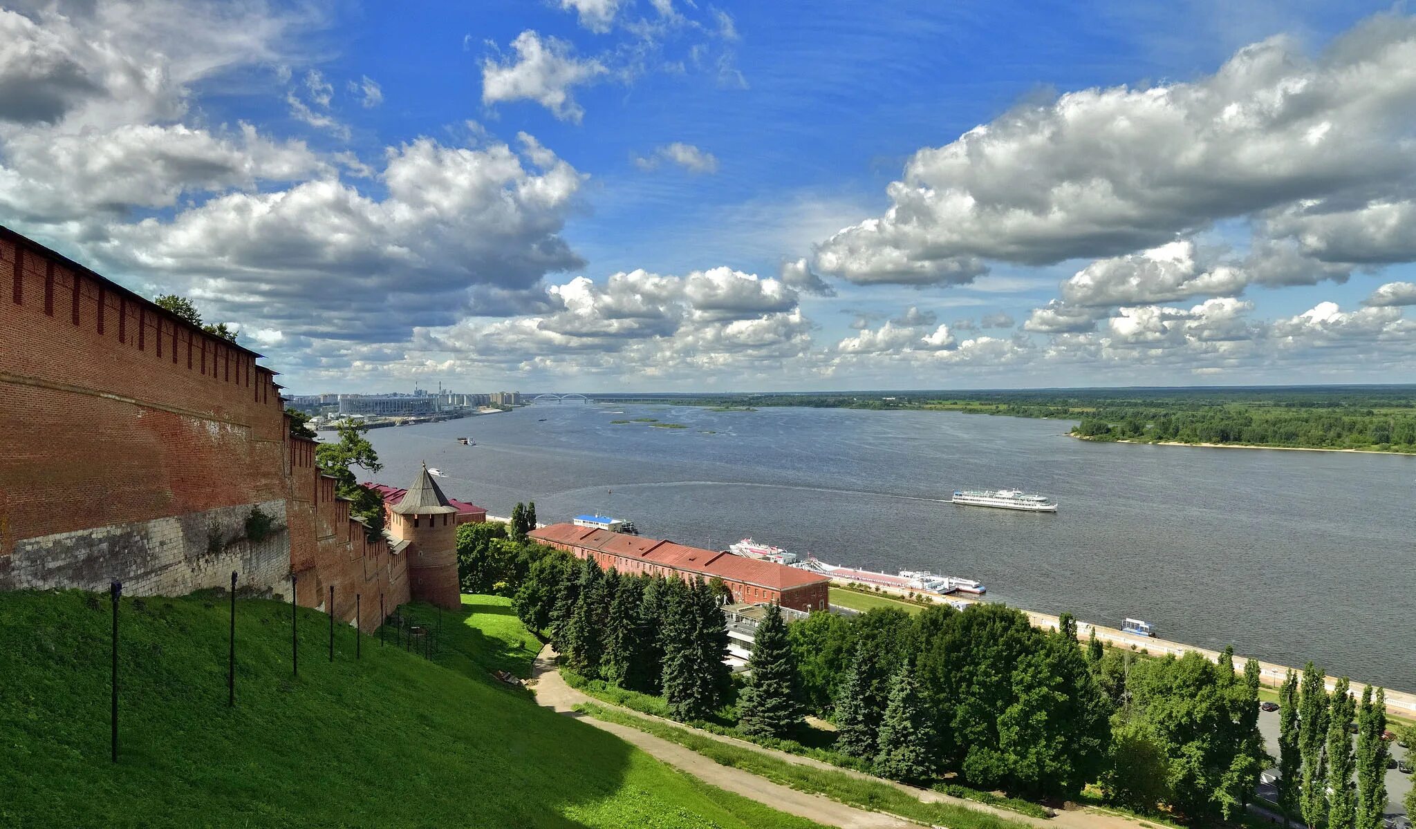 Россия 1 города волга. Река Волга Нижний Новгород. Река Волга в Нижегородской области. Берег реки Волги в Нижнем Новгороде. Нижний Новгород Кремль Волга и Ока.