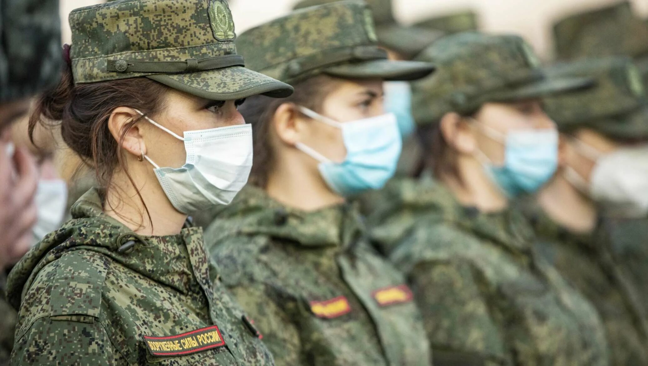 Девушка военный врач. Полевая форма военного медика.
