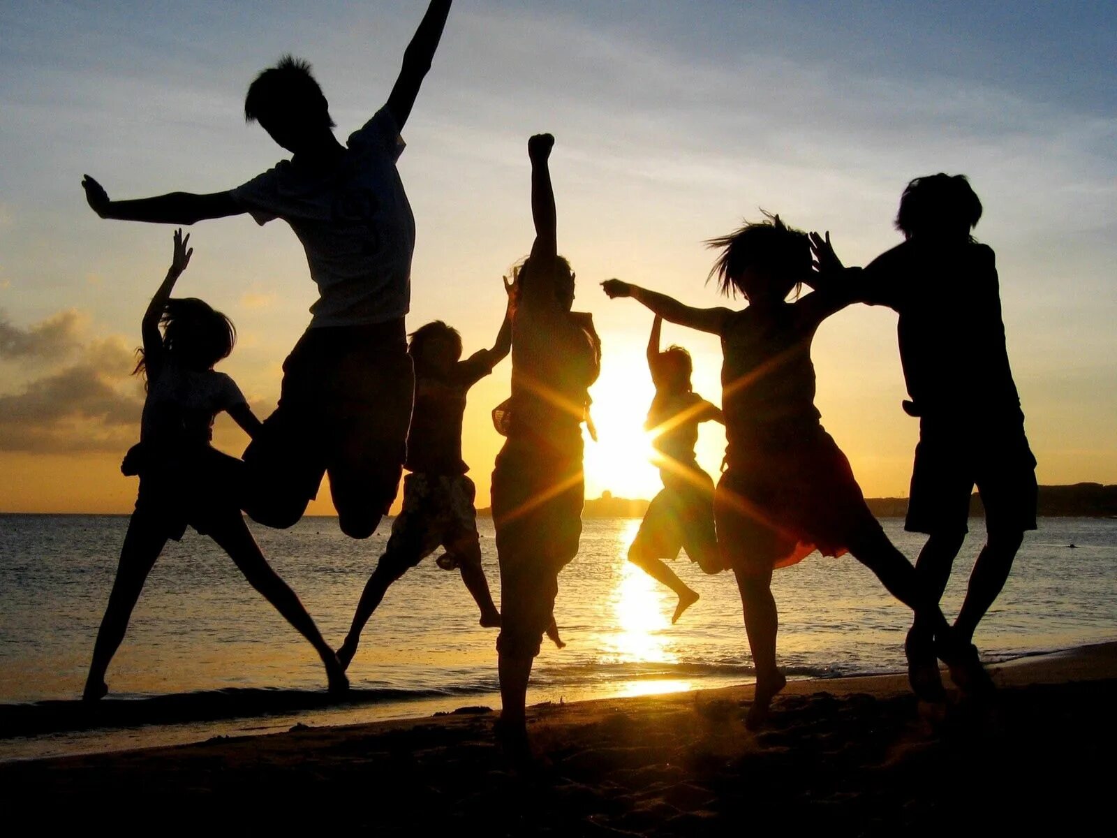 Вечеринка на природе. Девушка в прыжке. Лето с друзьями. Веселый человек. Веселье 1 2 3 4.