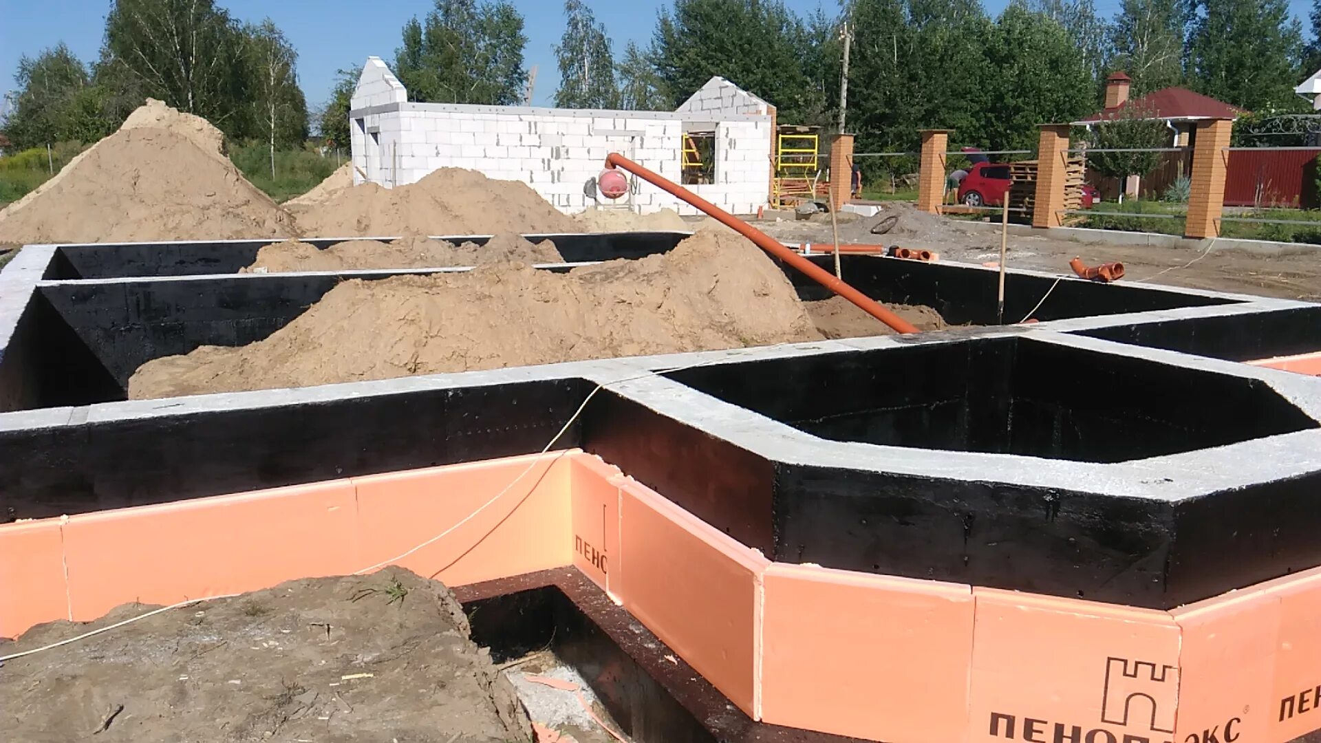 Фундамент внутри ленточного фундамента. Гидроизоляция ленточного фундамента. утеплить фундамент. пенополистирол для фундамента. гидроизоляция ленты фундамента.