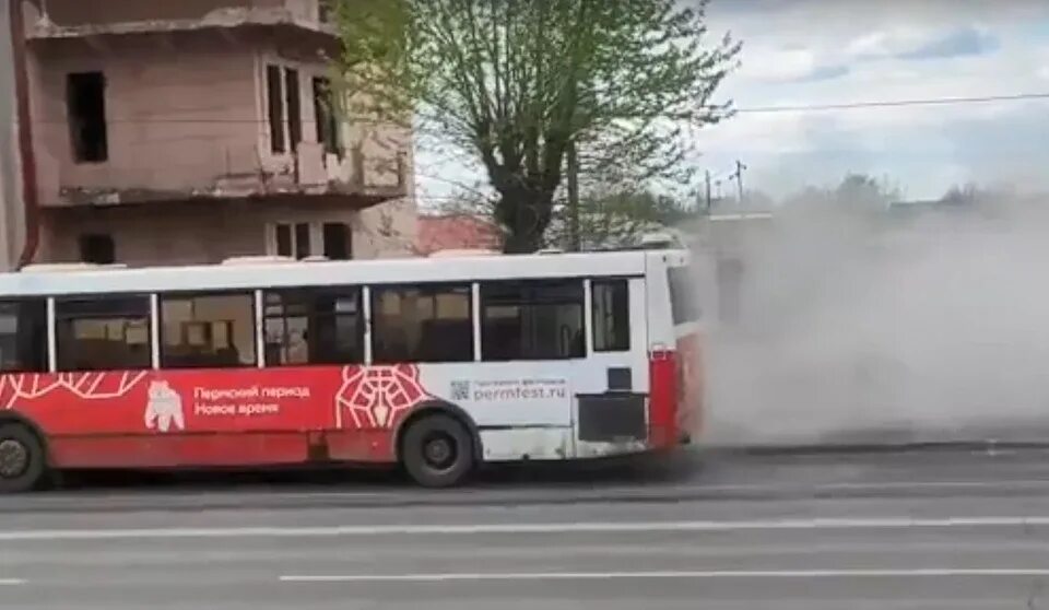 Автобус пермь майкор. Задымился автобус. 53 Автобус Пермь авария. Задымился автобус 54 Воронеж. Автобус 300 лет Перми.