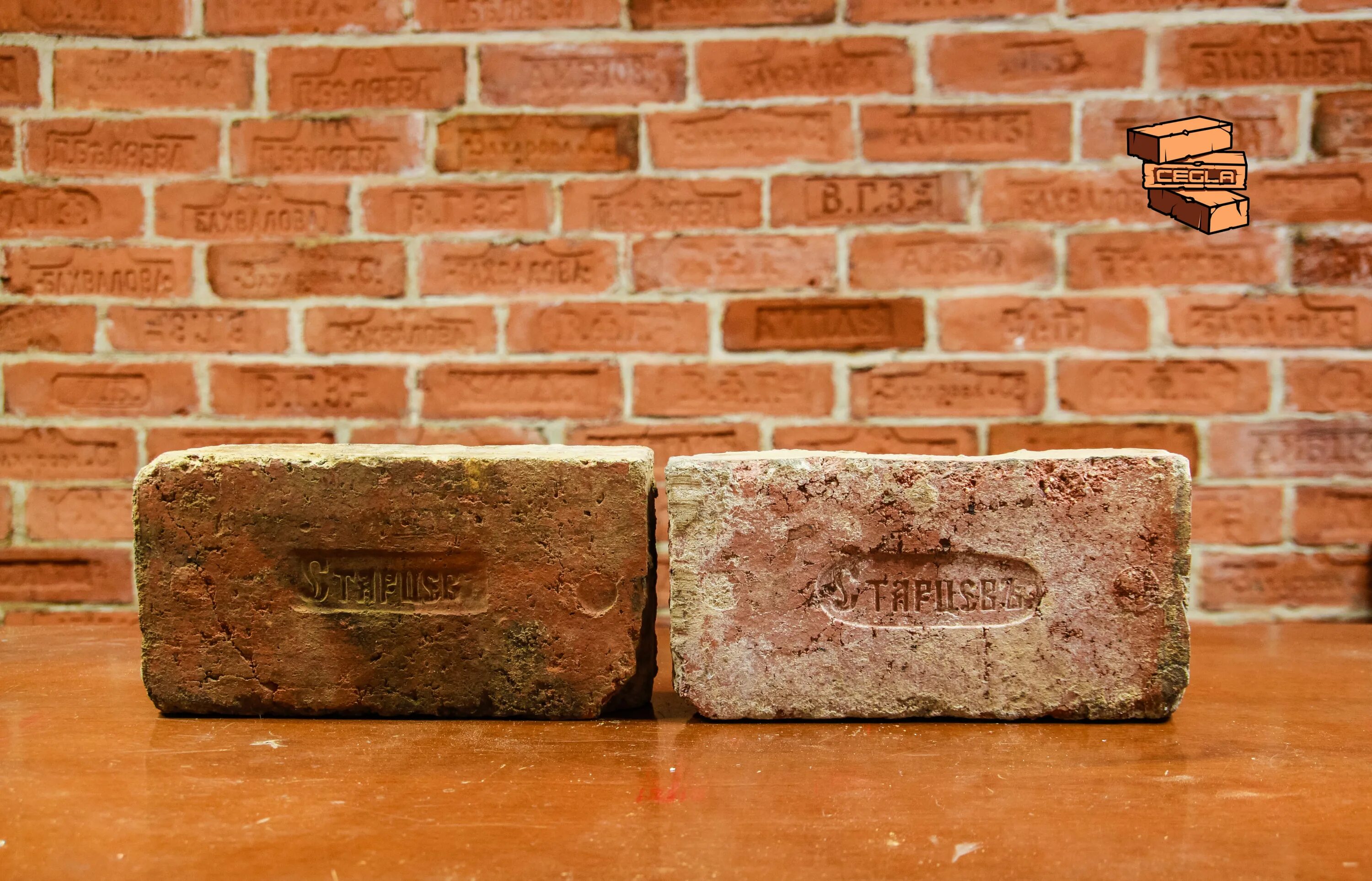 Надпись на кирпиче. Кирпич товарищ. Старый кирпич с клеймом. Кирпич старинный завод. Кирпич товарищ.