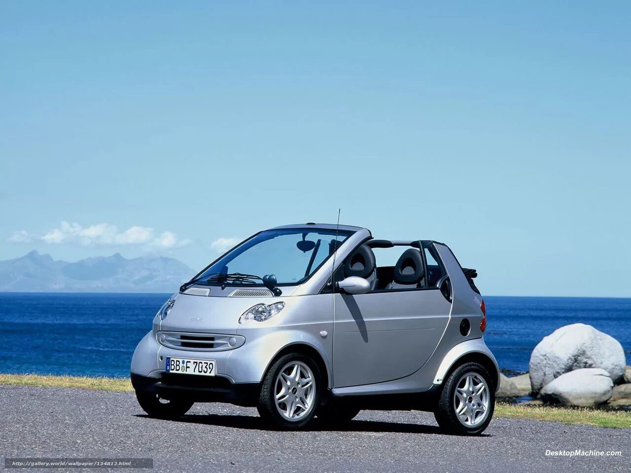 Продажа легкого автомобиля. Смарт Fortwo 2004. Smart Fortwo обои. Smart Fortwo 2008. Узкий автомобиль.