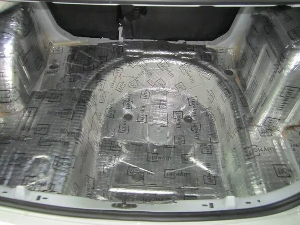 Шумка поло седан. Шумоизоляция volkswagen polo. Шумоизоляция багажника на фольксваген поло седан 2011. Шумоизоляция vw polo sedan. Шумка поло седан.