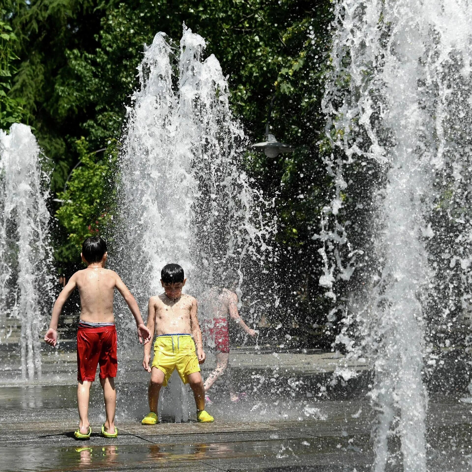 Погода в грузии на 10 дней. Дети лето фонтан. Дети фонтан жара. Лето жара фонтаны. Купание в фонтане.