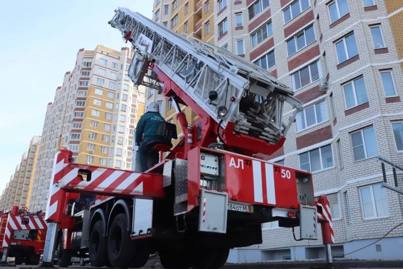 Тушение пожара в жилых зданиях мчс. Пожарные автомобили для высотных зданий. Пожарная машина для тушения высотных зданий. Тушение пожаров в высотках. Пожарные у высоток.